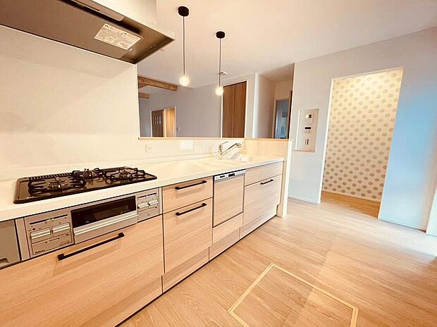 【キッチン】◆木目調の扉と白を基調としたキッチン
やわらかな色合いと照明の組み合わせが、空間全体に落ち着いた雰囲気をもたらします♪(7号棟)