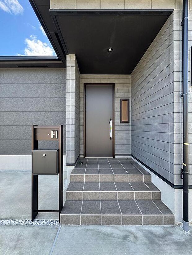 【玄関】◆落ち着いたトーンの外壁の素材と窓の配置が、建物にほどよい表情を加えています♪