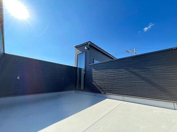 【バルコニー】厚木市を一望できるスカイバルコニー付き!屋上に椅子を置いて、まったりとした時間をお過ごし頂けます。