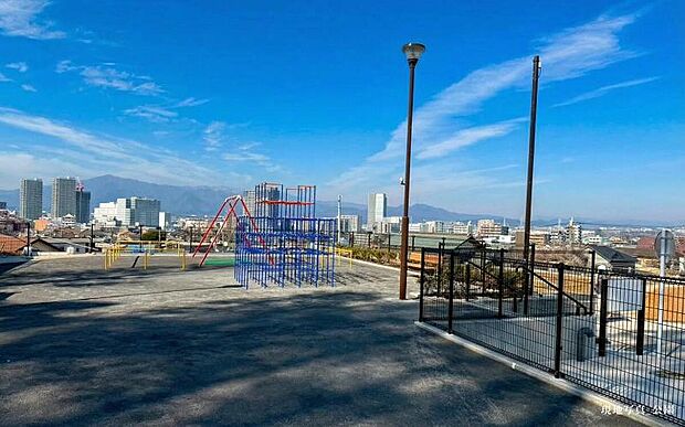 【【分譲地内写真】】●子育て世帯には嬉しい敷地内公園
分譲地敷地内には公園を設けているため、いつでも好きな時に遊びに行けます。子供がのびのびと遊べる環境が整っており、お子様の社会性も育まれそうですね。