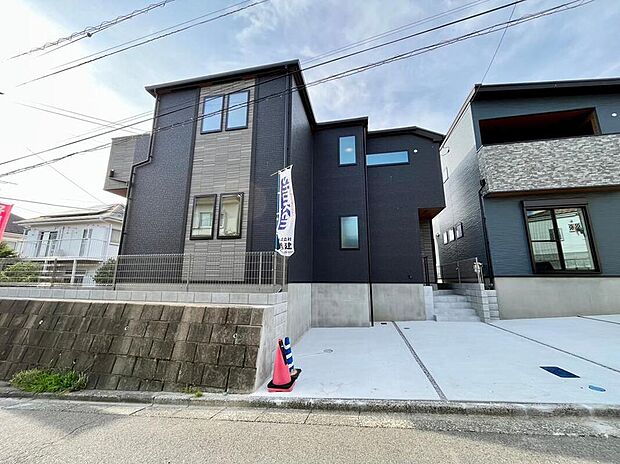 【現地外観写真】◆クールでモダンな2号棟は、敷地形状を活かした日当たりや風通しの良い間取りとなっております。リビングにはスタディスペースやテレワーク等にも便利なカウンターがございます。