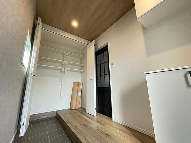 【収納】◆サンダルにスニーカー、ブーツなど家族全員の靴もしっかり収納できます。季節外れのものは上段へ普段使いのものは手の届くところと使い分けられます。