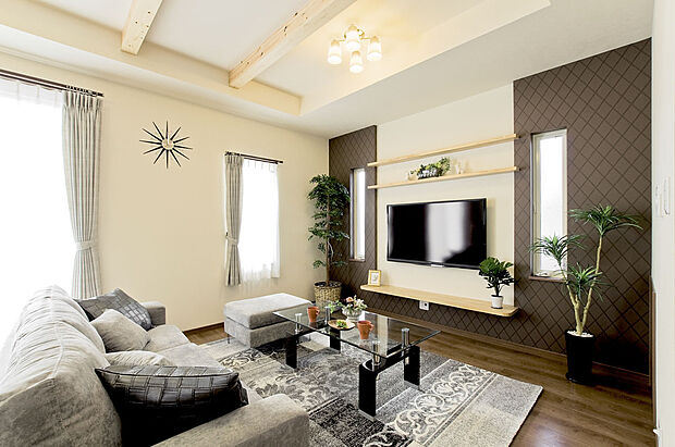 壁掛けTVにする事にすっきりした印象に、TVの配置も考え提案致します(当社施工例)