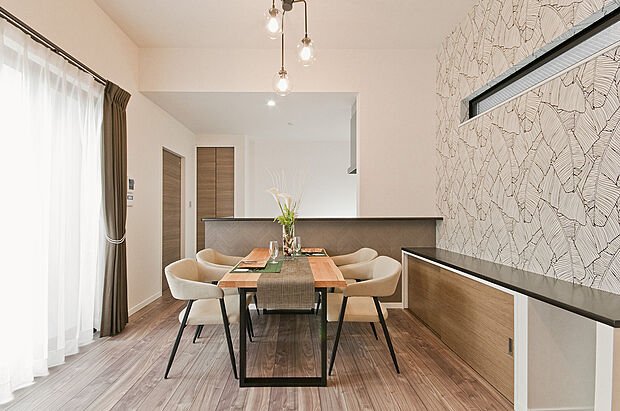 【繋がるリビング】LDKは全体が見渡せる空間となっており、キッチンで家事をしながら
家族のコミュニケーションがはかどれます。（当社施工例）
