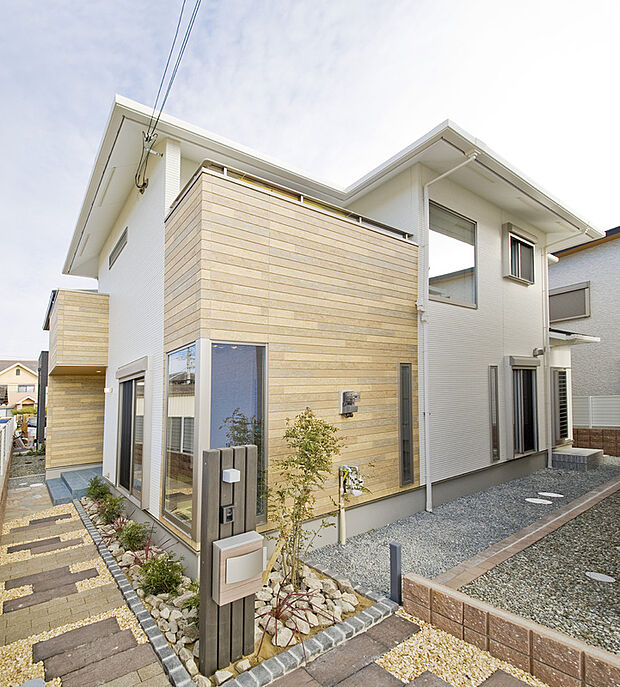 ■【ジャパンモダン】ホワイトベースにアクセントは柔らかい木目を使用明るくかわいらしい優しい印象の外観。青い空に映えます。