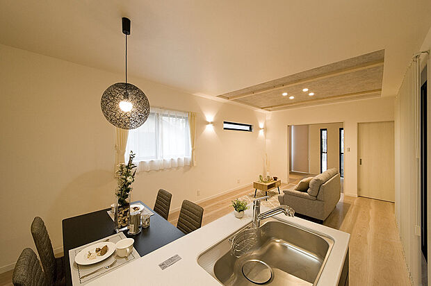 【つながりリビング】
キッチンからはリビング全体が見渡せる間取りとなっており、お料理をしながら、ご家族とコミュニケーションもとれます。
開放感がり、お休みには家族でクッキングも良いですね。（施工例）