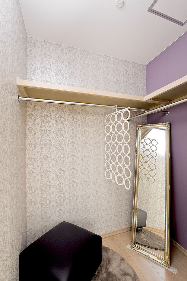 【当社施工例】お出かけのときには、ココで変身、まるでおしゃれなショップの試着室!!毎日のお出かけが楽しくなります。ウォークインクローゼット