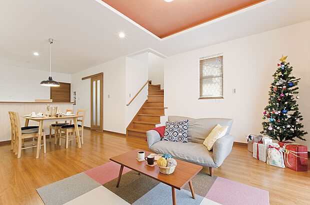 【建物プラン例(内観写真)】可愛くおしゃれなリビングは、家族との会話も弾みます。段天井を作りアクセントクロスの色をピンクにするだけで、雰囲気が変わります。