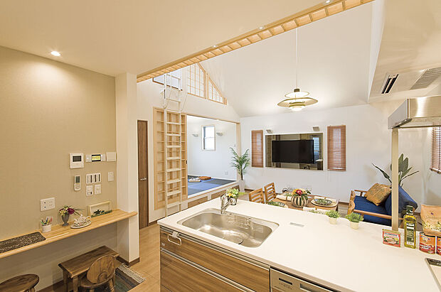 【建物プラン例(内観写真)】壁掛けTVにする事によりリビングがスタイリッシュにまとまります。