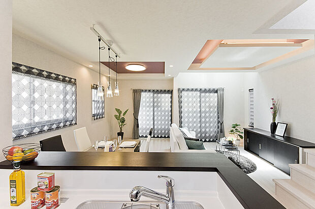 【MADE IN ミヤマの豊富な施工実績♪】キッチンから見渡せるリビングは家族のコミュニケーションが自然に成り立ちます。