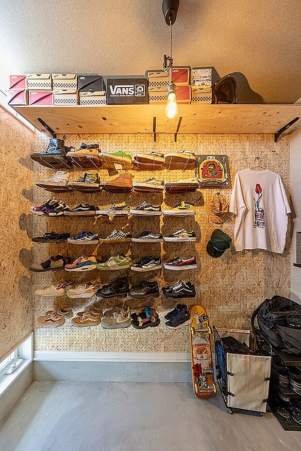 【シューズクローク】◆【シューズクローク】東海岸スタイルの玄関シューズクロークはまるで海外のショップさながらの雰囲気にご主人拘りのスニーカーが販売されているかのように見えます。(当社施工例)