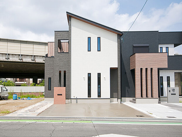 【アーバンモダンタイプのスタイリッシュな外観】外観はベースカラーとアクセントカラーをふんだんに使用しスタイリッシュに仕上げました。