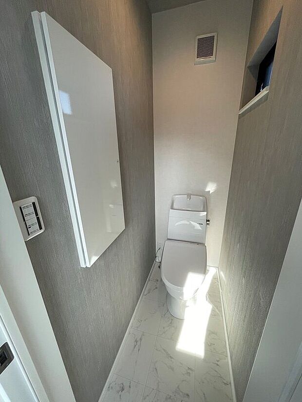 【２階トイレ】２階にももちろんトイレ有。１回と同じく壁面収納付きで節水タイプです。（当社施工例）