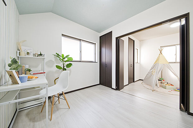 【【チャイルドルーム】】2部屋を扉で仕切れるようにすると、お子様の成長に応じて、利用変更可能です、お子様が小さい間は、家族皆様の寝室に利用出来ます。(施工例)