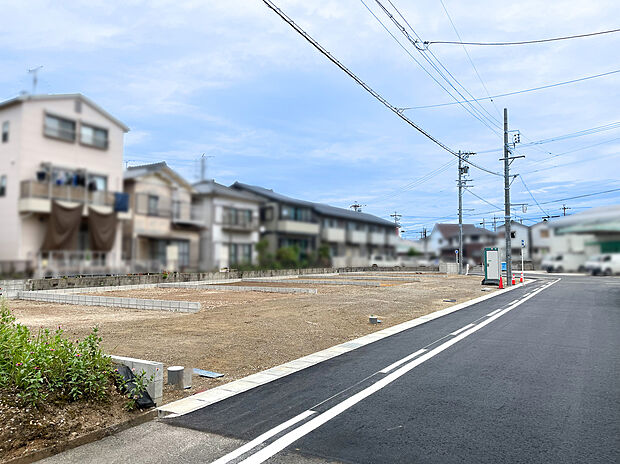 利便性と落ち着いた住環境を両立したい方におすすめな分譲地。土地の高低差が少なく、フラットな生活が可能です。現地(2026年9月)撮影。