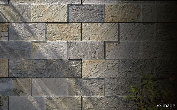 【タイル外壁】オプションで全面タイル外壁も施工可能。タイル表面の親水効果により汚れが付きにくく、また雨水で落ちやすくなることで汚れにくさを発揮します。ホコリや排気ガス等の汚れが雨水によって流れ落ちやすくなるため、いつまでも変わらない美観が保たれます。(参考写真)