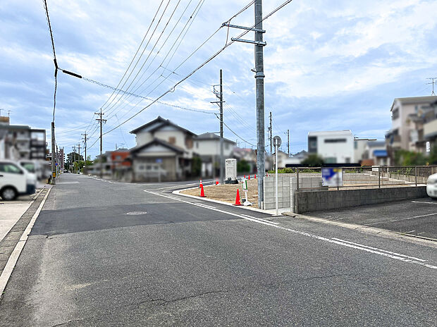 【現地写真(2026年9月撮影)】南東道路は車のすれ違いもできるゆとりの8m。