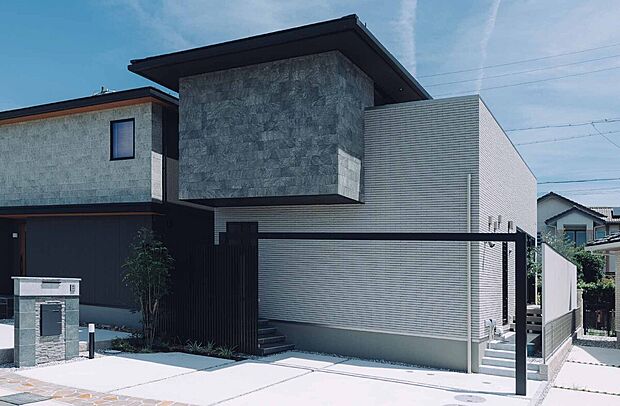 【建物プラン例(外観写真)】近隣分譲地「KOMICHI春日井神領」にてトヨタホームのモデルハウスを公開中。リアルサイズな展示棟で、間取りや仕様など住まいづくりの参考に。ご見学はお気軽にお申しつけください。