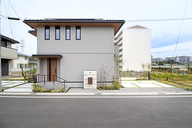 【No.49号棟　外観】見学・資料請求受付中。2Fのアクセント窓がポイントの外観デザイン。駐車スペースは3台駐車が可能です。【間取り】4LDK+玄関クローゼット＋ランドリールーム＋ウォークインクローゼット