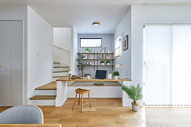 【スキップDEN】
リビングから小上がりになったスキップDEN。リビングにいる家族とゆるやかに繋がりながら、自分時間も満喫できるスペースです。※号棟により採用状況が異なります。※7号棟モデルハウス(2025年10月撮影)