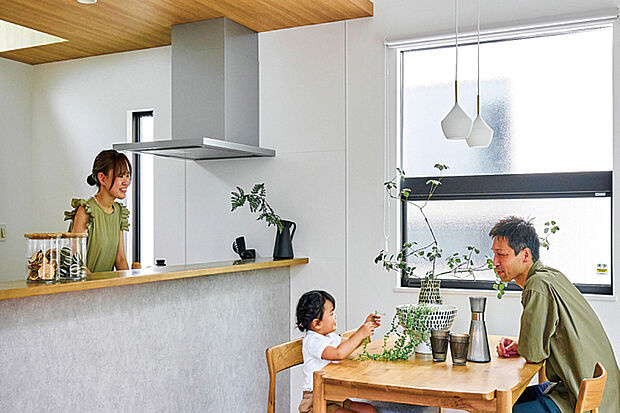 【ハイオープンキッチン】
コミュニケーションがとりやすいハイオープンキッチン。料理や後片付けをしながら家族との会話を楽しんだり、リビングで遊ぶ子どもの様子を見守ることができます。