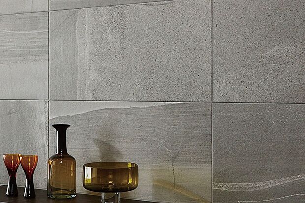 【エコカラットプラス】
空間の演出だけでなく自然と心地よい湿度に調湿。環境にも人にもやさしい機能を持ったデザイン壁です。※号棟によりカラーは異なります。※画像はイメージです。