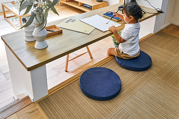 【スキップDEN】
家族との繋がりを感じながら趣味や読書を楽しめるリビングの小上がり空間。リビングから対面で座れるカウンターを備えています。※号棟により採用状況が異なります。※画像はイメージです。