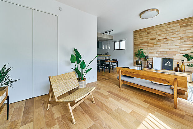 【ワイドリビング】
家族が自然と集まり、ゆったりと過ごせる開放感のあるLDK。マルチラウンジとして間仕切ることも可能です(有料オプション)。※画像はイメージです。※号棟により採用状況が異なります。