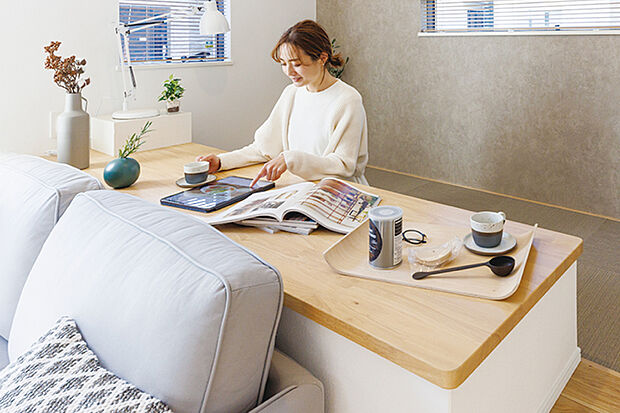 【スキップDEN】
リビングの一角に掘りごたつのような座りやすいカウンターを設置。家族とのつながりも、個の時間も楽しめる空間です。※画像はイメージです。※号棟により採用状況が異なります。