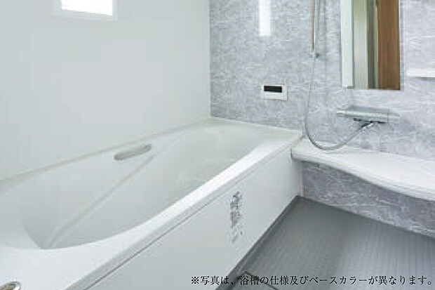 【【バスルーム/リクシルAX】】なめらかな光沢が美しい人造大理石浴槽は、ダブル保温構造で地球にも家計にも優しいエコアイテム。いつでもきれいなバスルームが続く、お手入れの簡単さも魅力です。