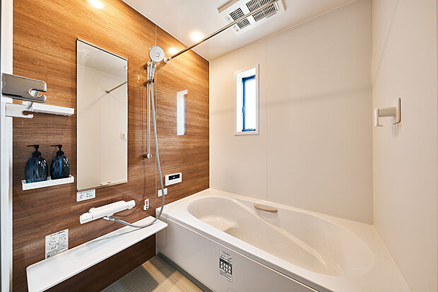 【【浴室/リクシルAX】】なめらかな光沢が美しい人造大理石浴槽は、ダブル保温構造で地球にも家計にも優しいエコアイテム。いつでもきれいなバスルームが続く、お手入れの簡単さも魅力です。