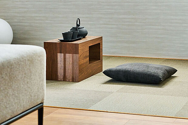 【【FLAT DEN】】リビングの一角にテキスタイルフロアを敷いて緩やかにゾーニング。家族と繋がりながら、お昼寝や趣味、家事スペースなどに活用できます。※号棟により採用状況が異なります。