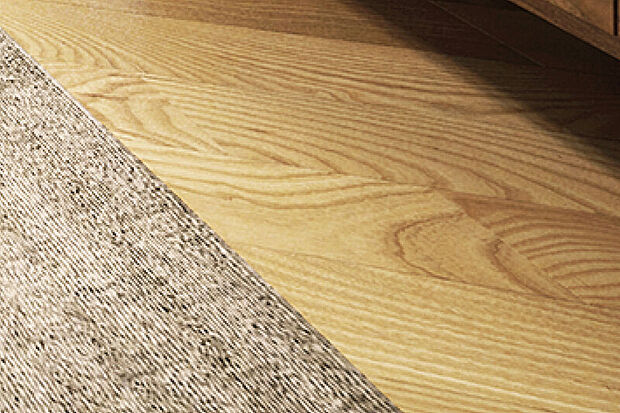 【【銘樹モクトーン】】経年により味わいを深める天然木の美しい風合いと、傷に強いなどの高い性能を兼ね備えた床材です。抗菌・抗ウイルス加工を施し、表面に付着した特定のウイルスを抑制します。※カラーは号棟により異なります。