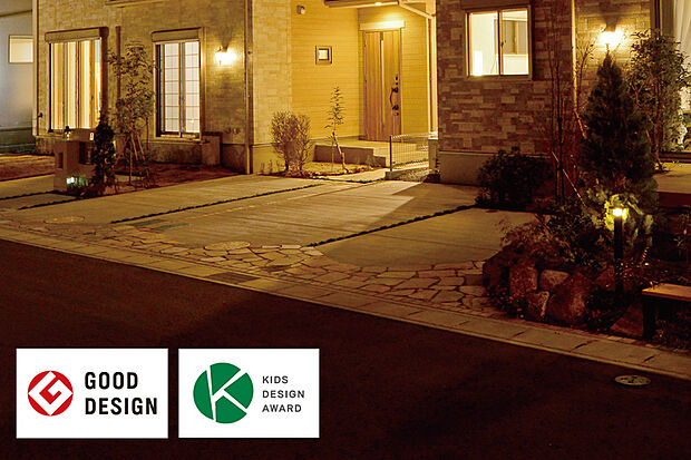 【【灯かりのいえなみ協定(R)】】暗くなるとLEDの外部照明が自動点灯。住まいや植栽をやさしく照らし美しい街を演出。夜道を明るく照らして防犯性も高めます。※照明の数や種類は号棟により異なります。