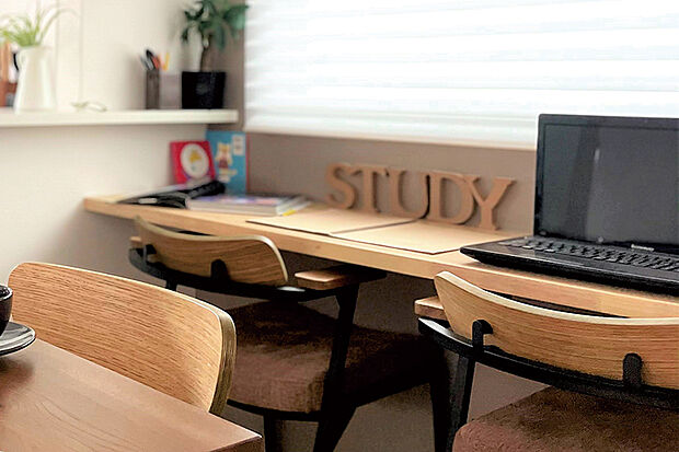 【【シェアカウンター】】家族共有で使えるワイドなカウンターを設置しました。キッチンからも目が届きやすいので、お子様の勉強を見守れます。