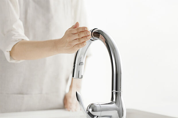 【【タッチレス蛇口一体型浄水器「LC」】】手間なく毎日おいしい水が使い続けられる蛇口一体型浄水器。側面センサーで吐止水時の操作がスムーズなうえ、止水時反応速度0.6秒のストレスフリーな操作性が魅力です。