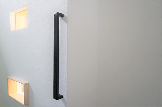 【【玄関手摺/アイライン】】握りやすく安心して靴の脱ぎ履きができる手摺を玄関に設置。アイアン調のモダンなデザインで、高級感を醸し出します。※写真はイメージです。