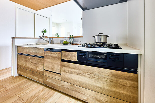 【【キッチン/クリナップ　ステディア】】快適さを追求した、多機能で使い勝手の良いシステムキッチン。至るところに工夫を凝らし、便利さもさることながら、デザイン性も高く、毎日使うキッチンスペースを鮮やかに演出します。※号棟により採用状況が異なり