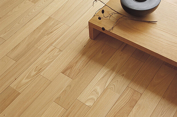 【【銘樹モクトーン】】抗菌・抗ウイルス加工を施したSIAA認証取得のフローリング「銘樹モクトーン」を採用。家族の健康に配慮しながら天然木特有の風合いや木目を感じられます。※カラーは号棟により異なります。※画像はイメージです