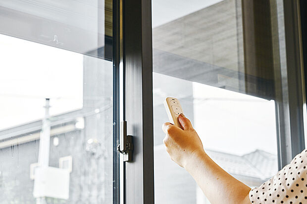【【電動シャッター】】リモコンだけで手軽に開閉でき、カーテンや窓ガラスを閉めたままでも開閉できるので、雨や外気を家の中に入れることがなく便利です。