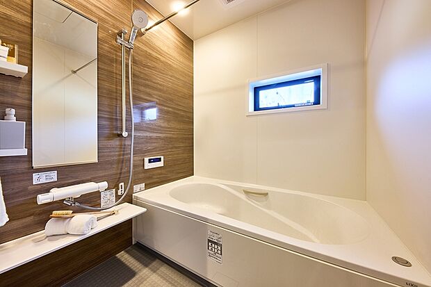 【【浴室/リクシルAX】】なめらかな光沢が美しい人造大理石浴槽は、ダブル保温構造で地球にも家計にも優しいエコアイテム。いつでもきれいなバスルームが続く、お手入れの簡単さも魅力です。