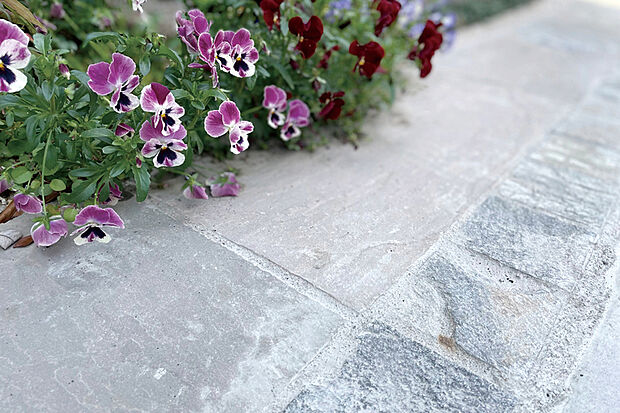 【【天然石敷石】】本物の石が持つランダムな表情と質感が邸宅のアクセントとなり、一体感を演出します。見た目の美しさはもちろん、水はけの良さや汚れにくさも特徴です。※画像はイメージです。