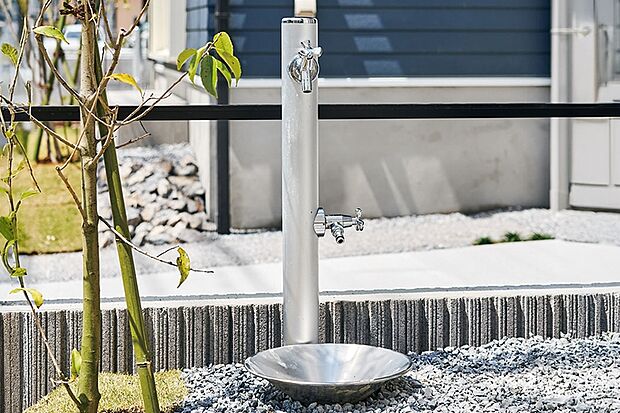 【【立水栓】】洗車をはじめ、植栽の水遣りなどに便利なスタイリッシュな水栓。使い勝手に優れた2口タイプです。※画像はイメージです。水栓柱色は異なります。