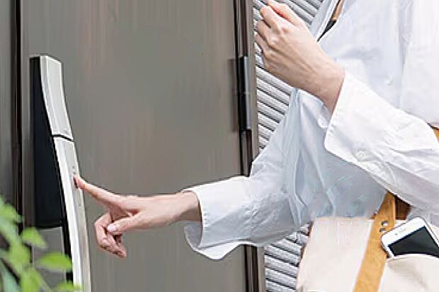 【【スマートロックシステム「FamiLock」】】スマートフォンやリモコンを使用して玄関ドアの施解錠を行うシステム。同じドアで一人ひとりがカギのタイプを選べます。