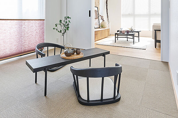 【【コネクトルーム】】扉を閉め集中してヨガやストレッチができる空間にしたり、扉を開放してお子さまの遊ぶ姿を見守ったりと多彩に活用できます。※画像はイメージです。※号棟により採用状況が異なります。