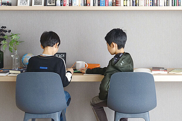 【【シェアカウンター】】リビングに配置したシェアカウンターは子どもの勉強を見守るリビング学習に最適。家事と在宅ワークの両立にも役立ちます。※画像はイメージです。※号棟により採用状況が異なります。