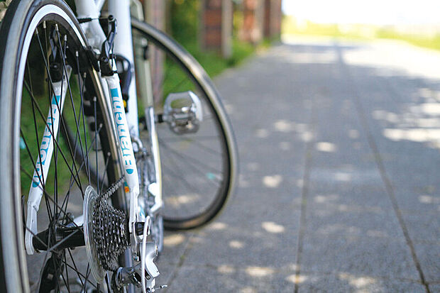 【【サイクルスペース】】日々の通勤通学やお買い物など、暮らしをサポートする自転車を駐輪できるスペースをご用意。お子様の外遊びのおもちゃ置き場としても活用できます。※画像はイメージです。