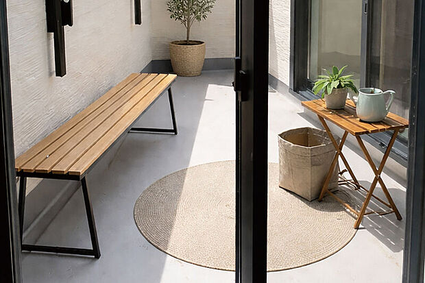 【【2wayバルコニー(水栓付き)】】2部屋からアクセス可能なバルコニーは動線がスムーズで、家族での作業もゆとりをもってこなせます。※画像はイメージです。※号棟により採用状況が異なります。