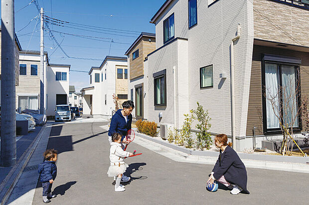 【【街区内道路】】住人以外の車の通り抜けがなく、安心して通行できる街区内道路。住人同士で交流を育む場にもなります。※画像はイメージです。