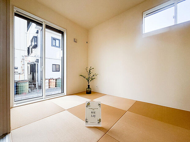 【4号棟　1階　和室（5.0帖）】　南向きの窓からあたたかい日差しが降り注ぐ、二面採光の明るい和室。アイボリー色の縁なし畳を採用し、穏やかでスタイリッシュな雰囲気に。